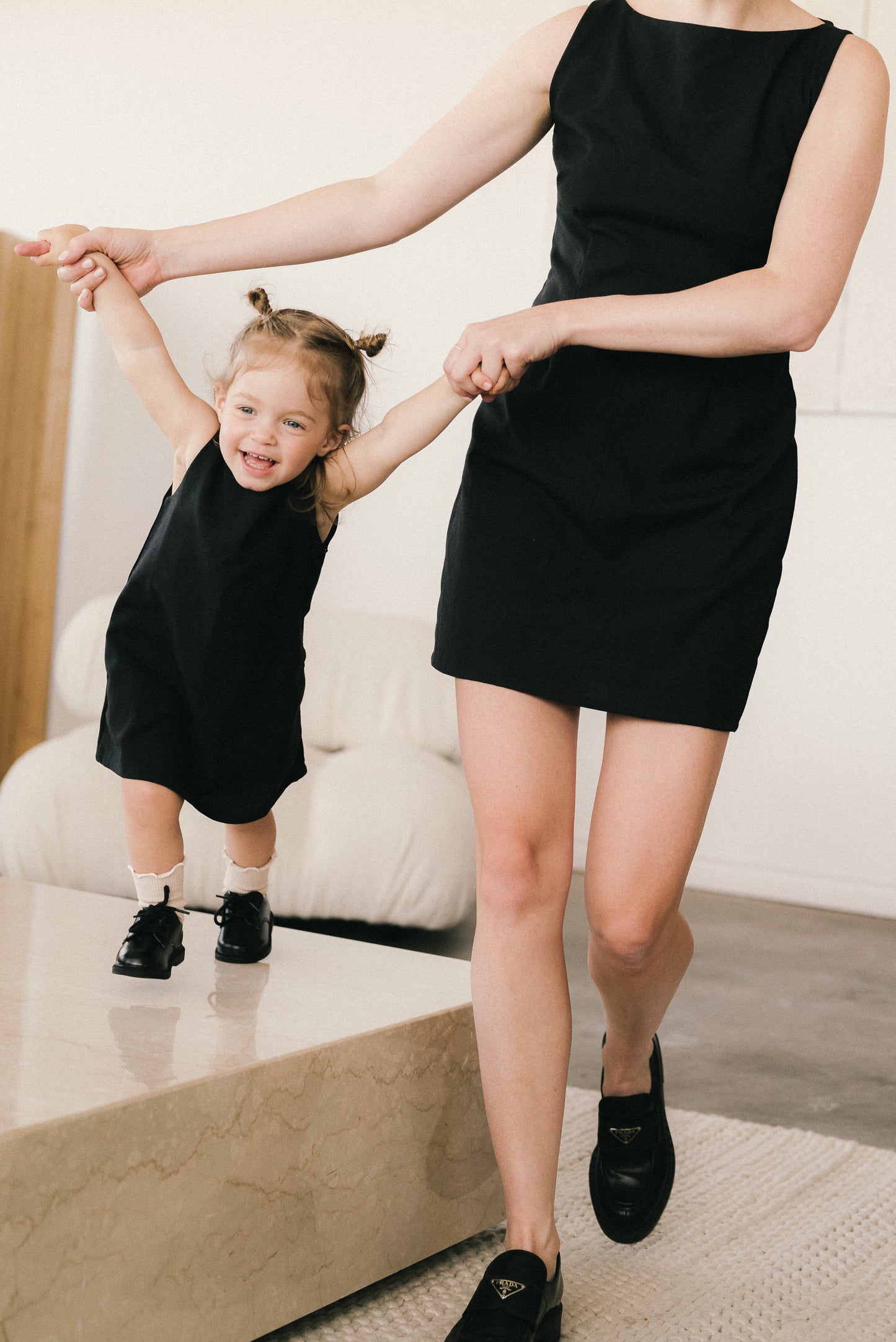 La mini robe noire pour filles