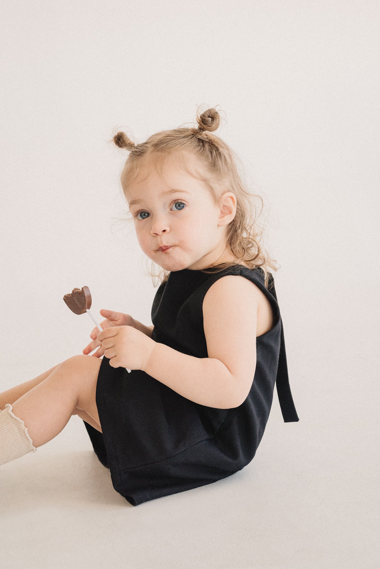 La mini robe noire pour filles